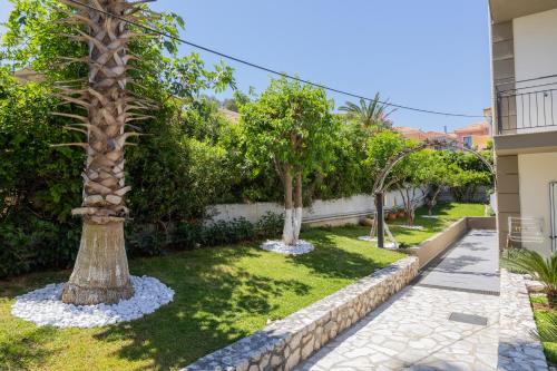 Κήπος έξω από το Klonis Hotel