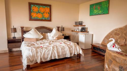 a bedroom with a bed and a couch at Issimo Suites (Adults Only) in Manuel Antonio