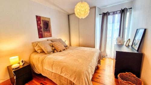Un dormitorio con una cama y una ventana grande. en Chez Anton, en Bergerac