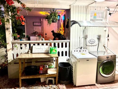 una cocina con lavadora en una casa en Beach vibes 2 bedrooms house, en Miami