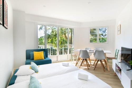 - un salon avec deux lits et une salle à manger dans l'établissement Atlantic Selection - Orion, Lac d'Hossegor & Océan, à Seignosse