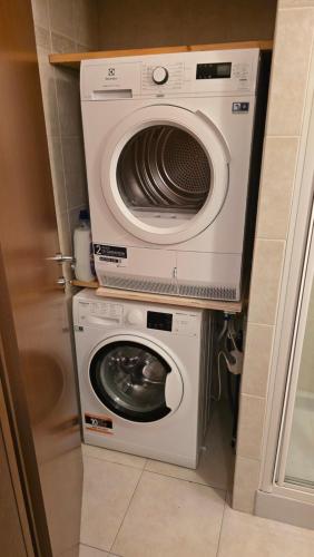 a washing machine and a dryer in a kitchen at Appartamento Autodromo in Imola