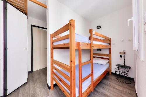 - deux lits superposés dans une petite chambre dans l'établissement Résidence Port du Crouesty - maeva Home - Studio bord de mer 4 personnes - Confort MAE-8813, à Arzon