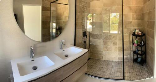 une salle de bain avec deux lavabos et une douche dans l'établissement Villa avec piscine Châtaigniers - Villa 3 pièces 4 personnes MAE-1773, à Rognac