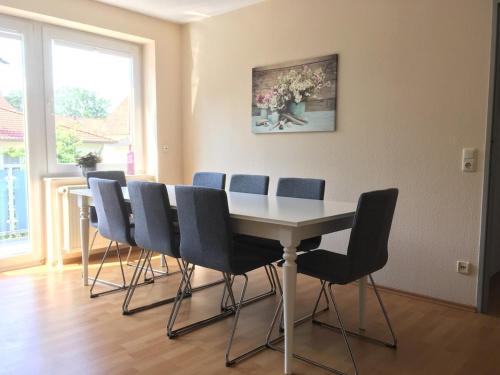 a dining room with a table and chairs at City Apartments Soltau in Soltau
