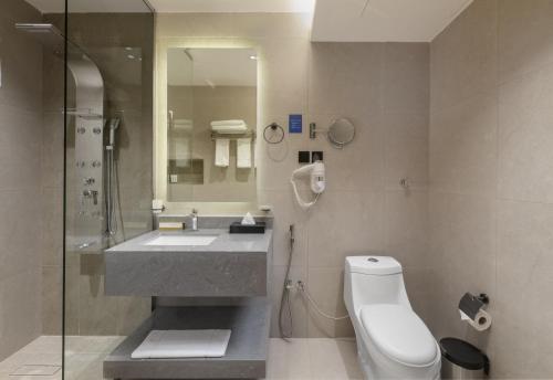 Bilik mandi di Aryash Abha Hotel