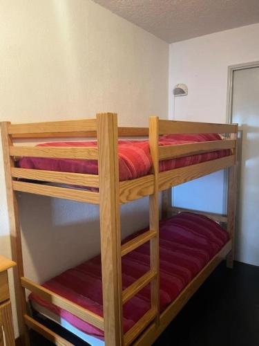 quelques lits superposés dans une chambre dans l'établissement Résidence Queyrelet Ii - 2 pièces cabine 6 personnes MAE-2816, à Orcières