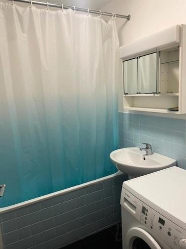 une salle de bain avec un lavabo et une machine à laver dans l'établissement Résidence Queyrelet Ii - 2 pièces cabine 6 personnes MAE-2816, à Orcières