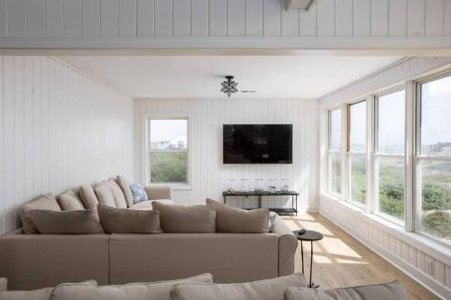 TV a/nebo společenská místnost v ubytování Oceanfront with Private Beach Access & Wild Horses