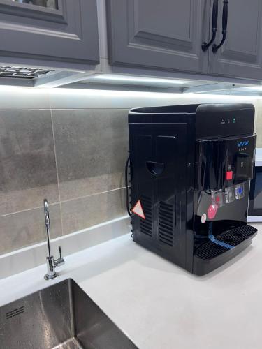 a microwave sitting on a kitchen counter next to a sink at اطلالة الريان شقة خاصة in Jeddah