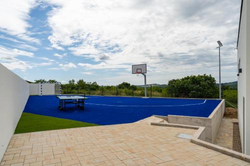 Πισίνα στο ή κοντά στο Villa T, spacious with heated pool, hot tub & sauna
