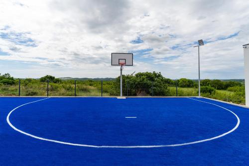 Φωτογραφία από το άλμπουμ του Villa T, spacious with heated pool, hot tub & sauna σε Raštević