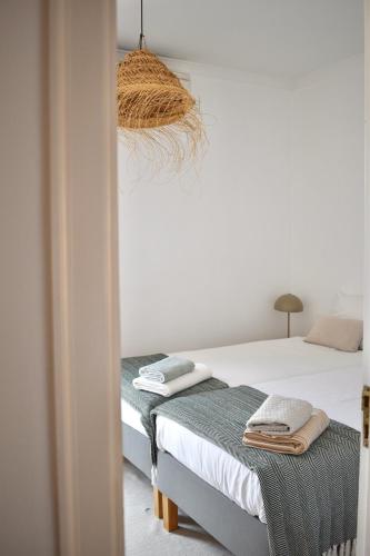 a bedroom with a bed and a basket at Beach house upscale villa with pool in Costa da Caparica