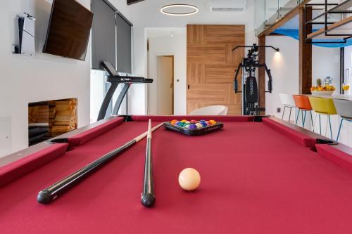 Τραπέζι μπιλιάρδου στο Villa T, spacious with heated pool, hot tub & sauna
