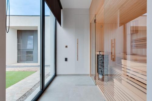 Φωτογραφία από το άλμπουμ του Villa T, spacious with heated pool, hot tub & sauna σε Raštević