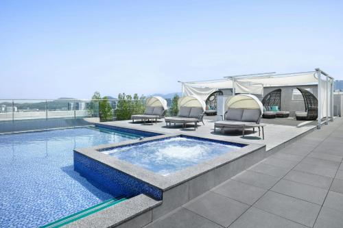 Daegu Marriott Hotelの敷地内または近くにあるプール