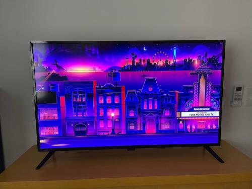 Una televisión o centro de entretenimiento en Casona Suites