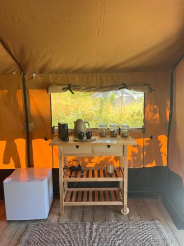 a table in the inside of a tent at Een luxe safari tent in Rijsenhout