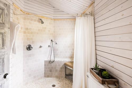 Ένα μπάνιο στο Classic Wainscott East Hampton Home