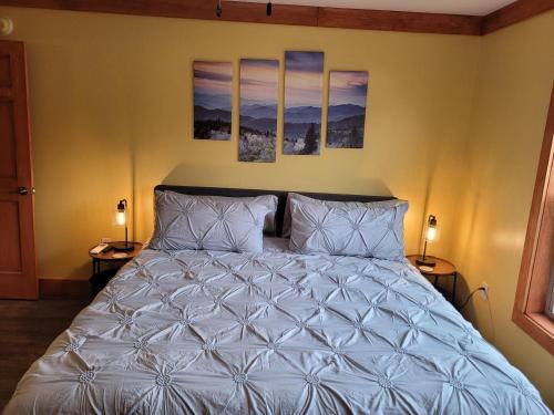 Кровать или кровати в номере Charming Downtown Bryson City SkyLoft Apt 2 - Perfect for Couples!