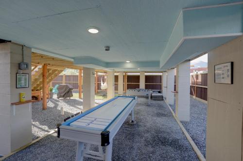 Бильярд в Charming Downtown Bryson City SkyLoft Apt 2 - Perfect for Couples!