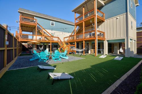 Детская игровая зона в Charming Downtown Bryson City SkyLoft Apt 2 - Perfect for Couples!