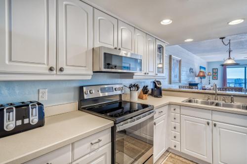 Η κουζίνα ή μικρή κουζίνα στο 350 Beachfront Trail Unit 4 by 30A Escapes