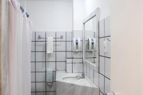 a bathroom with a sink and a mirror at Hotel do Grande Rio in Petrolina