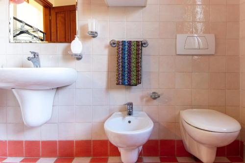 a bathroom with a toilet and a sink at Bay Cottage in Verrua Savoia