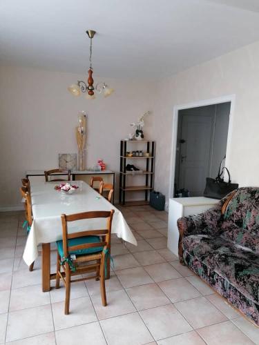 un salon avec une table et un canapé dans l'établissement Appartement 3 chambres, à Saint-André-les-Vergers