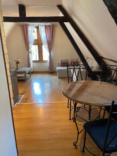 un salon avec une table et un canapé dans l'établissement Escapade en Champagne, à Troyes