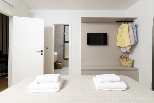 Un dormitorio con una cama con dos toallas blancas. en Villa Vartal, en Ivan Dolac