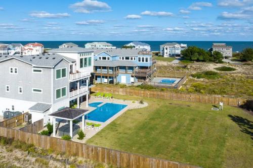 科罗拉Luxury Oceanview Heated Pool Theater Pool Table的享有带游泳池的大房子的空中景致
