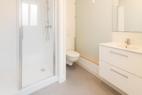 une salle de bain blanche avec toilettes et douche dans l'établissement Rochefoucauld, à Rouen