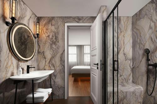 Moxy Istanbul Taksim by Marriott Bonvoyにあるバスルーム
