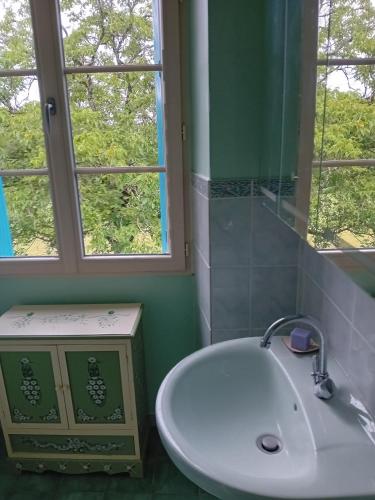 une salle de bain avec un lavabo blanc et une fenêtre dans l'établissement La Maison De Carmensac, à Meyrals