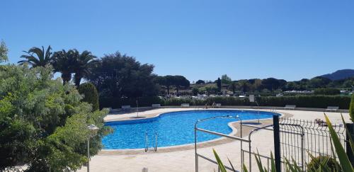 une grande piscine avec toboggan. dans l'établissement Agréable studio 2-4 personnes à Mandelieu, à Mandelieu-la-Napoule