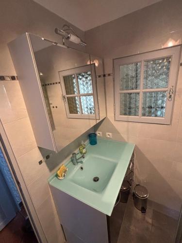 une salle de bain avec un lavabo et un miroir dans l'établissement Maison vue mer 4 chambres - 7 min plage, à Cavalaire-sur-Mer