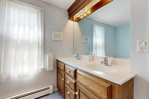une salle de bain avec un lavabo et une fenêtre dans l'établissement Ocean House, à Nameloc Heights