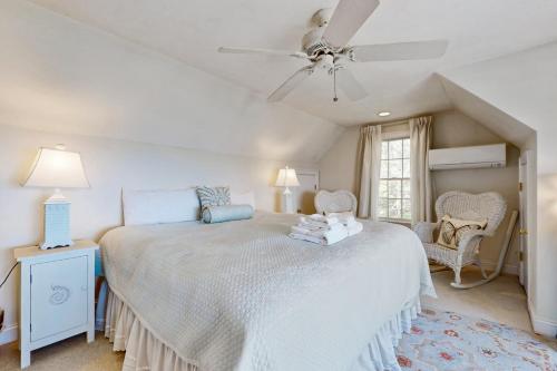 une chambre avec un lit et un ventilateur de plafond dans l'établissement Ocean House, à Nameloc Heights
