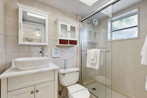 Un baño con inodoro, lavabo y ducha. en Aloha at Pompano #19, en Pompano Beach