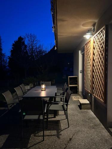 - une table et des chaises sur la terrasse la nuit dans l'établissement La Terrasse du Serre, à Plan-de-Vitrolles