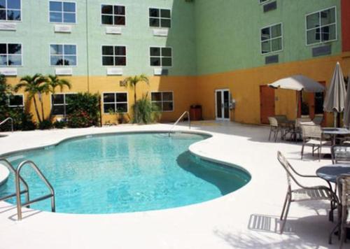 Afbeelding uit fotogalerij van Allure Suites of Fort Myers in Fort Myers