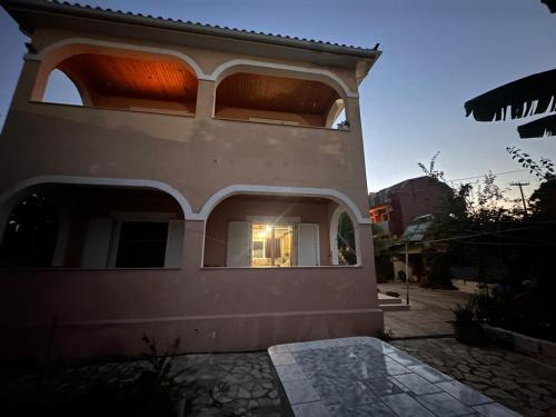 una casa con una grande finestra sul lato di Villa Sunrise a Laganas