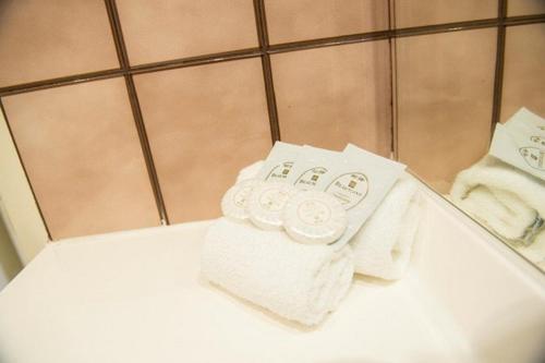 - une pile de serviettes assises au-dessus d'une baignoire dans l'établissement Garden City Motor Inn, à Brisbane