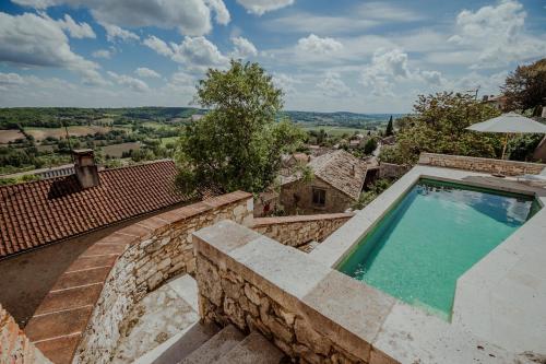 une piscine au sommet d'une maison dans l'établissement La tour de Cadel Maison 130m2 piscine Lauzerte, à Lauzerte