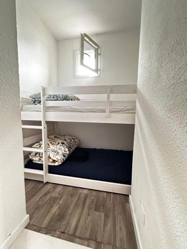 une petite pièce avec deux lits superposés dans l'établissement Ararat, à Lourdes