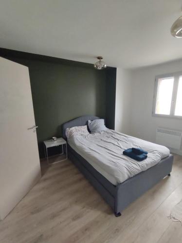 une chambre avec un lit et un mur végétal dans l'établissement Apartment Julia - Parking gratuit, Gare de Tours et St-Pierre-des-Corps TGV & Parc Expo, à Tours