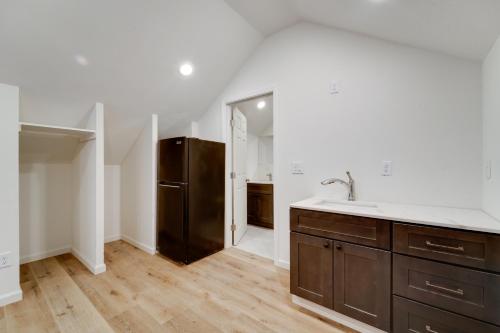 Φωτογραφία από το άλμπουμ του Fish, Boat and Hike Modern Portola Studio σε Portola