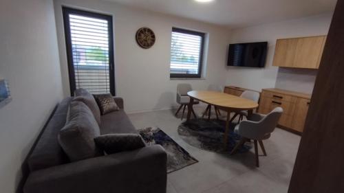 RabčaにあるApartmány Anamiのソファとテーブルのあるリビングルーム